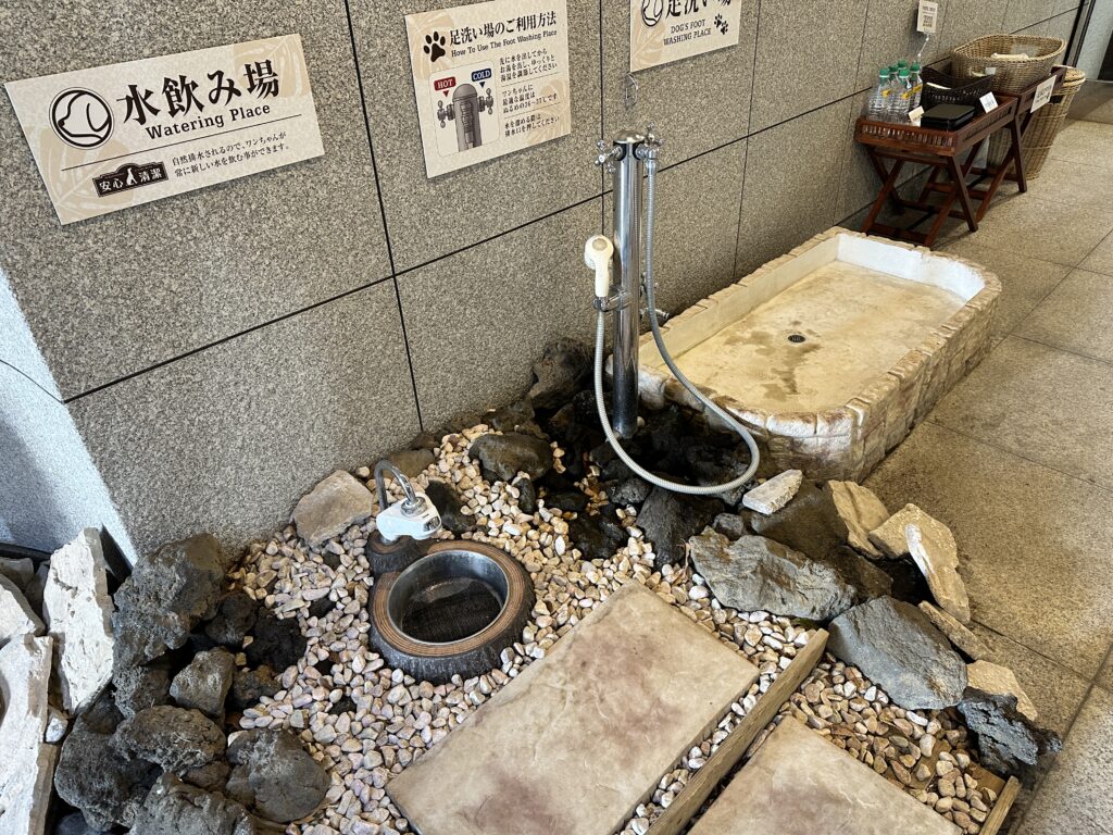 愛犬お宿のエントランスにある足洗い場